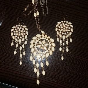 Matching jewelry set